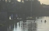 Trượt ngã xuống ao nuôi tôm, 3 học sinh đuối nước thương tâm