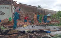 Lốc xoáy làm sập hoàn toàn và tốc mái nhiều nhà cửa ở Kiên Giang