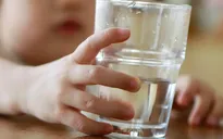 3 thời điểm uống nước tốt cho sức khỏe của trẻ