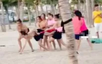 Lại xuất hiện hình ảnh nhóm chơi team building có hành động phản cảm