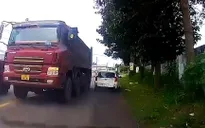 'Giam' bằng lái 2 tháng tài xế ben lấn làn, ép ô tô con vào lề