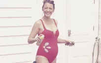 Blake Lively khoe ảnh bụng bầu con thứ 4 để "chặn" các tay săn ảnh