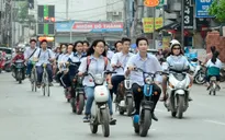 Tiềm ẩn nguy cơ mất an toàn khi học sinh đi xe đạp điện, xe máy điện