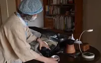 Một phụ nữ Nhật suốt 10 năm không dùng điện