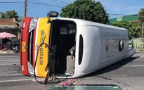 Xe bus lật nghiêng sau va chạm với container, nhiều người bị thương