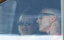 Bị 3 phụ nữ tố có quan hệ ngoài luồng, Adam Levine và vợ vẫn vui vẻ cùng nhau đi đón con