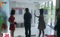 Hàng trăm phụ huynh đi đòi lại tiền học phí tiếng Anh