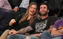 Vợ Adam Levine vẫn tin tưởng chồng sau tin ngoại tình