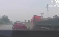 Ô tô con vượt ẩu gây tai nạn liên hoàn với xe tải và xe container