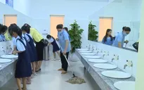 Phụ huynh tự đầu tư nhà vệ sinh mới cho học sinh ở trường