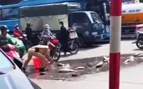 Cảnh sát giao thông nhặt giúp người dân hơn 1 tạ cá bị đổ giữa đường