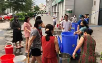 Chung cư ở Hà Nội mất nước, người dân xếp hàng chờ lấy nước sạch