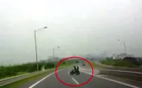 Lỡ đi vào cao tốc, xe máy gặp nạn khi quay đầu va trúng ô tô