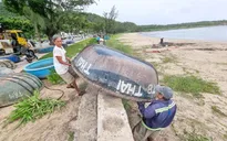 Ngư dân Đà Nẵng đưa tàu thuyền lên bờ tránh bão