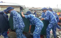 Vùng Cảnh sát biển 2 hỗ trợ nhân dân huyện đảo Lý Sơn khắc phục hậu quả bão số 4