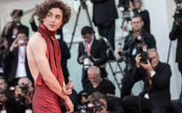 Timothée Chalamet mặc áo hở lưng trên thảm đỏ LHP Venice