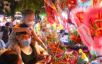 Phố Hàng Mã tấp nập người vui Trung thu sớm