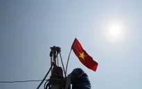 Cờ Tổ quốc đồng hành cùng ngư dân vươn khơi