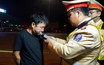 Công an TP Hồ Chí Minh trắng đêm kiểm tra nồng độ cồn đảm bảo ATGT dịp lễ