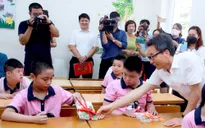 Phó Thủ tướng Vũ Đức Đam vui khai giảng với các cháu học sinh tiểu học