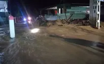 Nghệ An: Tắc dòng chảy, nước tràn vào nhà dân ở thị trấn biên giới