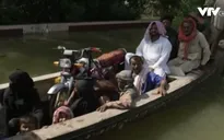 Người dân vùng lũ Pakistan tự trú ẩn tại trường học