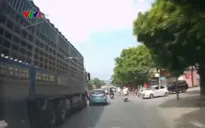 Gặp nạn do đi vào điểm mù xe tải