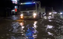 Đồng Nai: Mưa lớn khiến quốc lộ ngập sâu, người dân bì bõm tát nước trong đêm