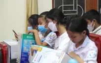Nghệ An: Trao quà cho học sinh khai giảng chậm vì mưa lũ
