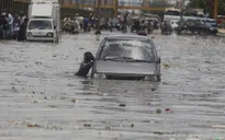 Pakistan dựng hàng rào chống nước lũ dâng cao, thêm 12 người tử vong do mưa lũ