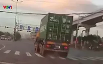 Xe chở container vượt đèn đỏ suýt gây tai nạn