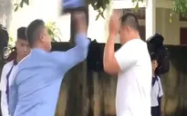 Tạm dừng lên lớp với thầy giáo dùng thước, mũ bảo hiểm đánh 2 học sinh