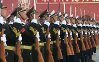 Trung Quốc thượng cờ, người Nhật đi lễ đầu năm