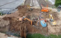 Cứu bé trai rơi xuống trụ bê tông sâu 35m