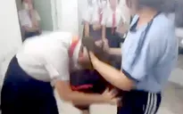 Nữ sinh lớp 7 bị bạn cùng trường đánh trong nhà vệ sinh