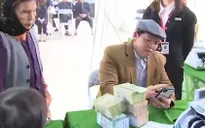 Người dân nhận tiền đền bù mặt bằng đường Vành đai 4
