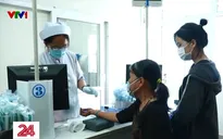 Cặp lá yêu thương: Hành trình cùng mẹ lên thành phố chữa bệnh của cô gái nghèo