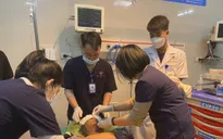 Cảnh báo: Bé trai biến dạng khuôn mặt do bỏng nhưng đắp lá điều trị tại nhà