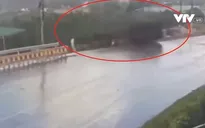 Xe tải xoay vòng rồi lật nhào khi xuống dốc cua