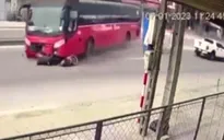 Tránh xe máy sang đường ẩu, xe khách lao vào nhà dân