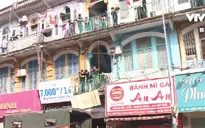 Người dân tự nguyện di dời khỏi chung cư xuống cấp