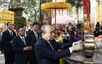 Chủ tịch nước cùng bà con kiều bào dâng hương tại điện Kính Thiên