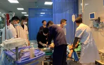 Bé trai 6 tuổi đứt lìa chân do dây neo tàu cuốn
