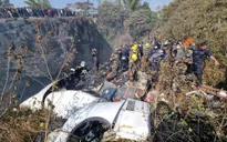 Ngóng tin tức người thân sau vụ máy bay rơi ở Nepal