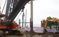Vụ bé trai rơi xuống trụ bê tông: Tiếp tục đưa 2 đoạn còn lại của cọc bê tông lên mặt đất