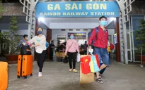 Tiễn công nhân về quê trên chuyến tàu mùa Xuân