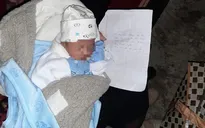 Bé sơ sinh bị bỏ rơi trong đêm mưa rét