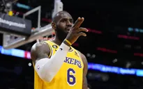 LeBron James tiến gần tới kỷ lục ghi điểm của Kareem Abdul-Jabbar