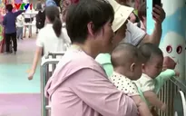 Số trẻ sinh ra giảm dần mỗi năm, độ tuổi kết hôn ở Trung Quốc ngày càng muộn