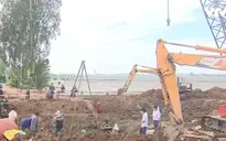 Lực lượng công binh tham gia giải cứu cháu bé rơi xuống cọc bê tông